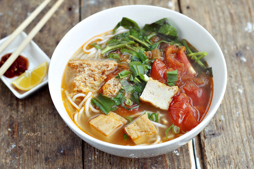 Vietnamese Vermicelli in Soup (canh bun)